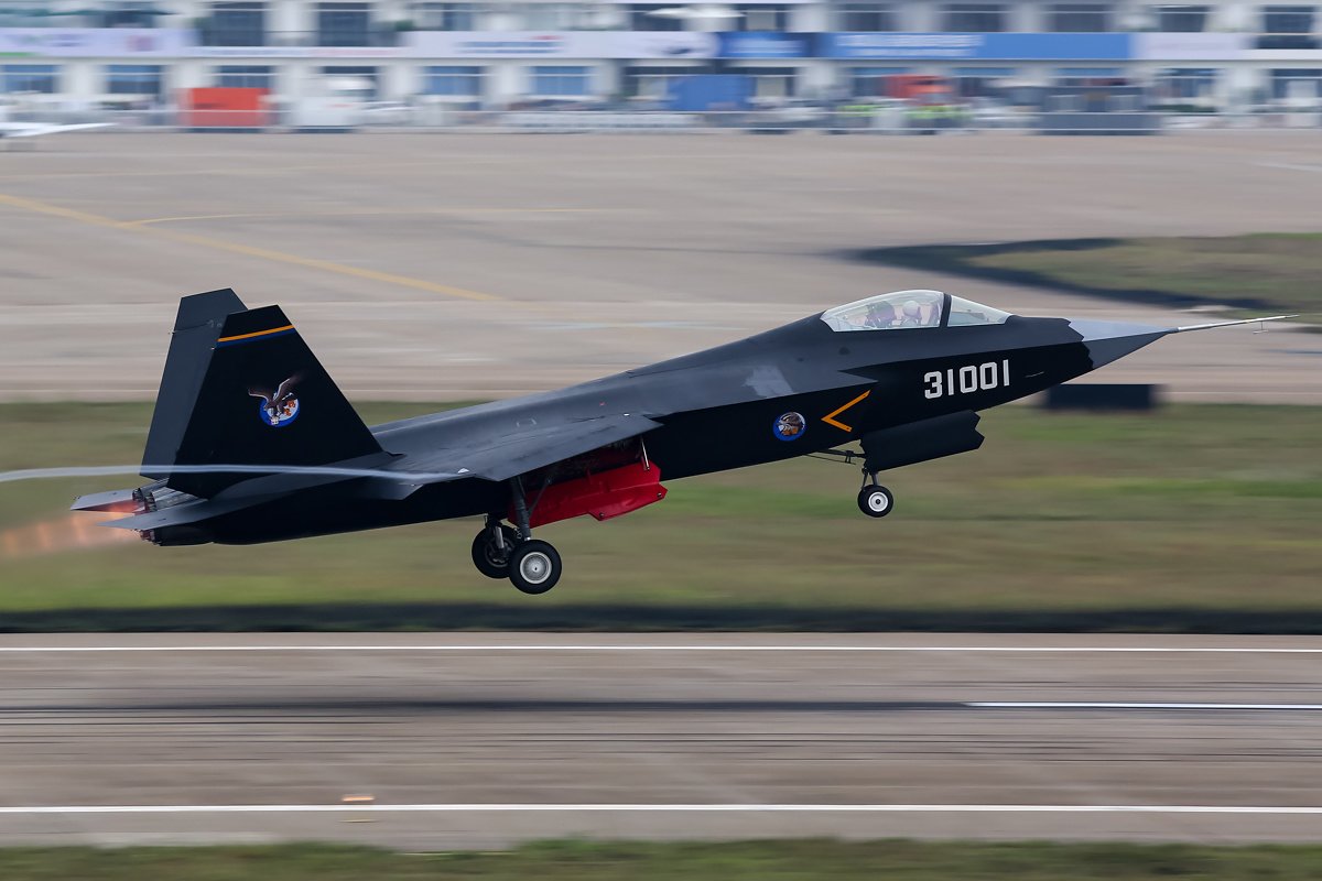 Китай создает собственные истребители F-35 для авианосцев?