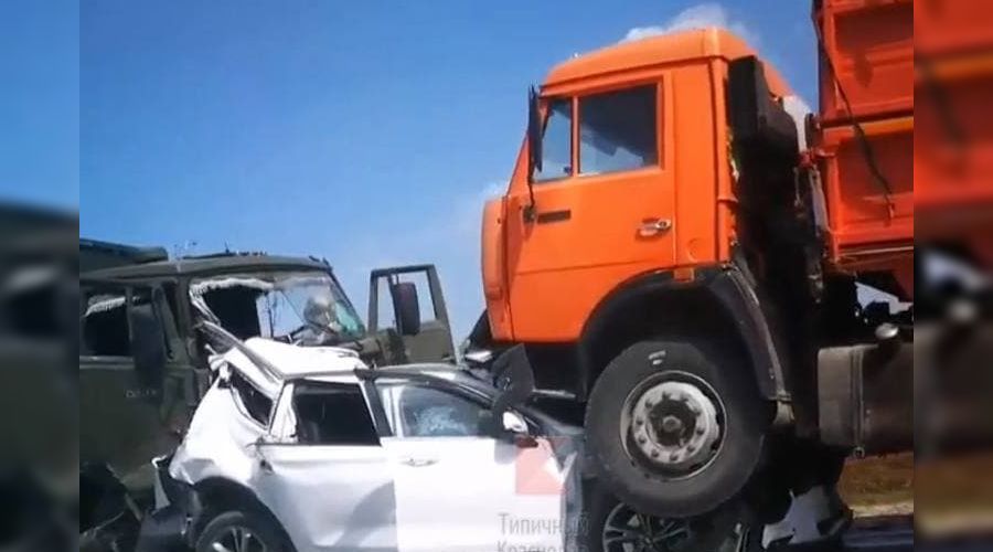 Трассу между Славянском-на-Кубани и Крымском не поделили 13 автомобилей