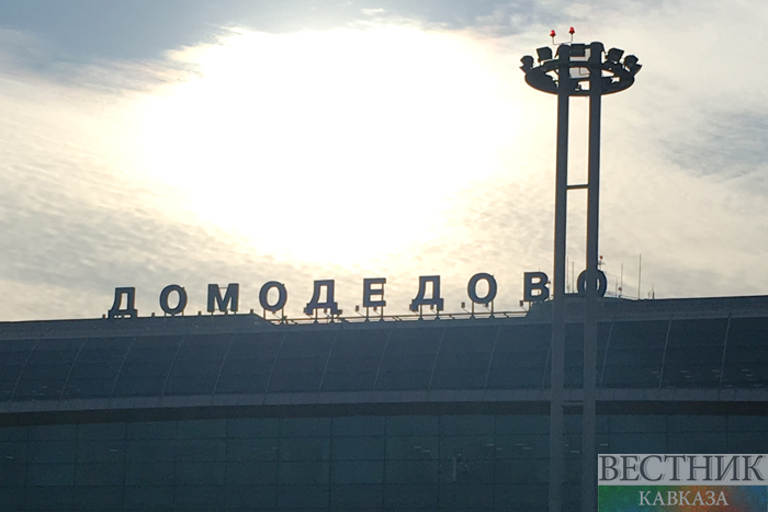 В аэропортах Москвы задержали и отменили почти 230 рейсов