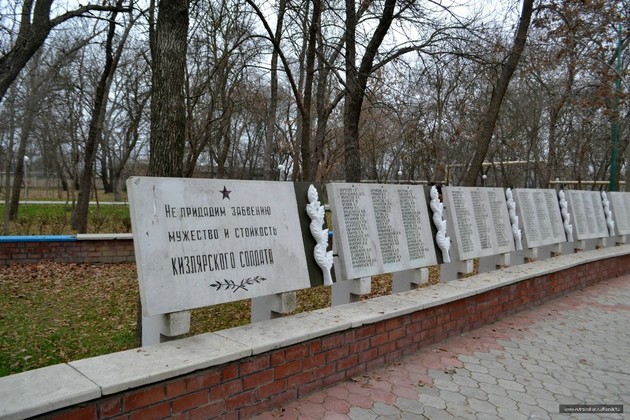 Кизлярские вандалы разгромили мемориальный комплекс "Память"