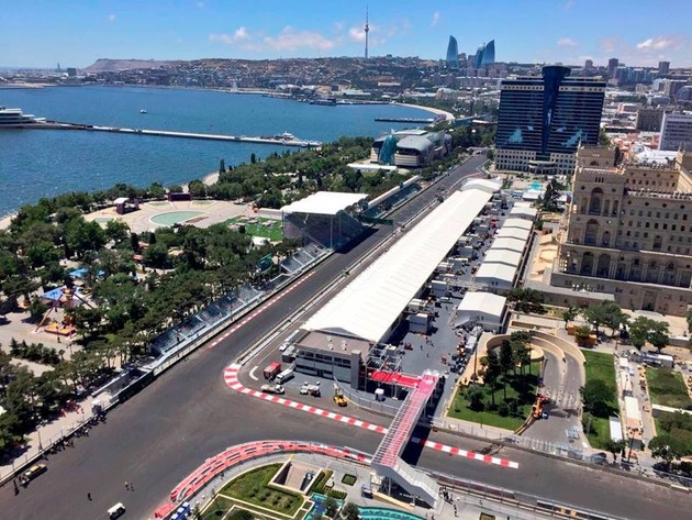 Первый заезд Formula 1 в Баку приостановили из-за незакрепленной крышки люка