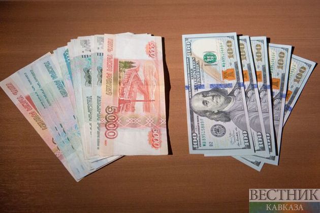 Центробанк понизил курс доллара на предстоящие выходные до 77,03 рубля