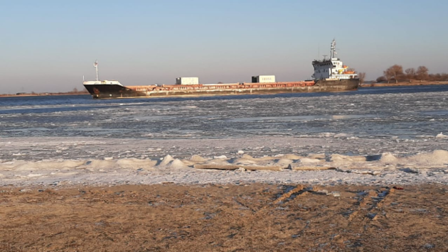 Теплоход с зерном сняли с мели в Астраханской области