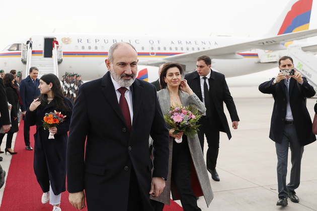 Никол Пашинян с семьей по прибытии в Берлин