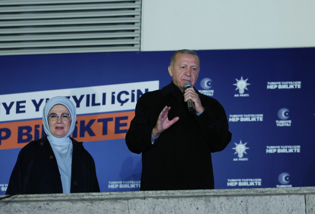 Эрдоган со своей женой после выборов
