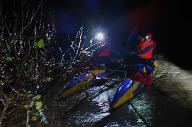 В Адыгее ищут двоих пассажиров ушедшего под воду автомобиля