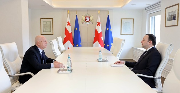 Посол Грузии в Китае Паата Каландадзе и премьер-министр Грузии Ираклий Гарибашвили