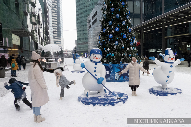 Люди после снегопада в Москва-Сити