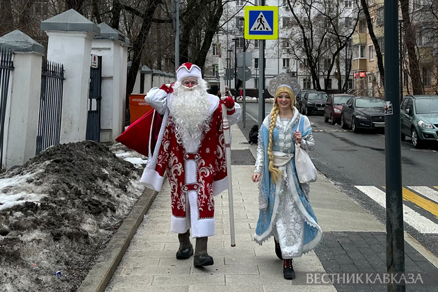 Дед Мороз и Снегурочка на улице в Москве