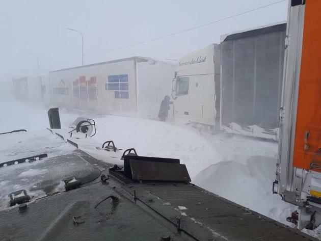 Военные спасли из снежного плена пассажиров двух автобусов в Казахстане
