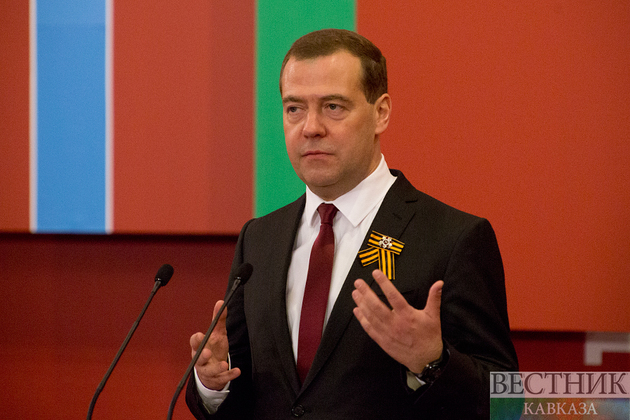 Медведев: крымским чиновникам надо проверять дороги, сев за руль