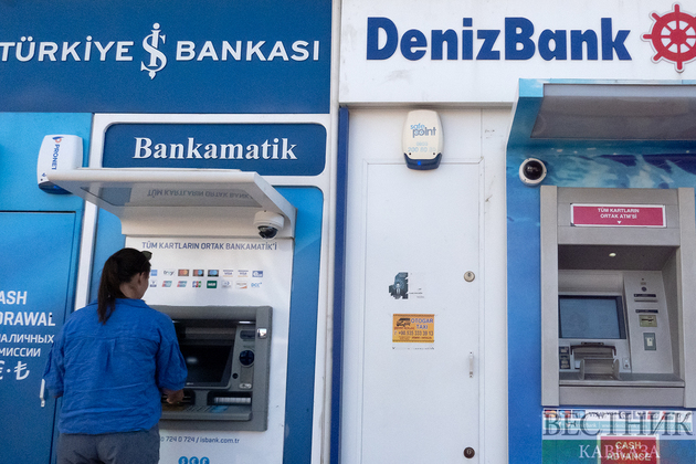 Банкоматы DenizBank и Türkiye İş Bankası