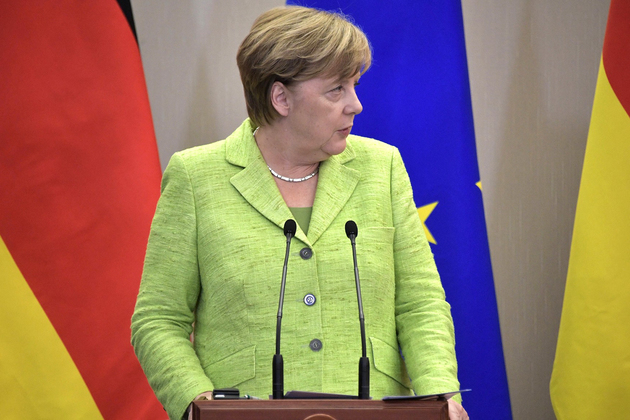 Меркель попросила Давутоглу продолжать мириться с курдами