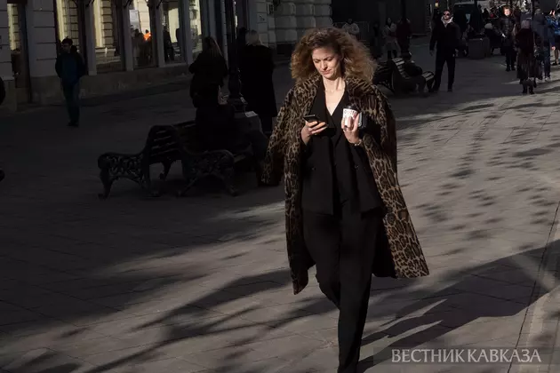Девушка на Никольской улице в весенний день в Москве