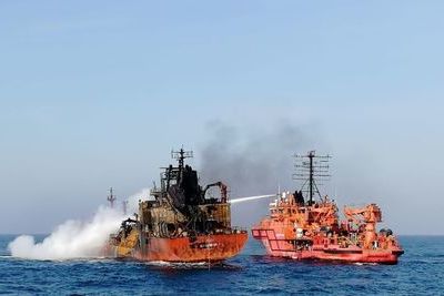 Россия прекратила тушение горящих у берегов Крыма танкеров