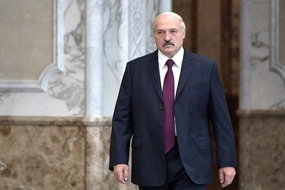 Лукашенко не уйдет на самоизоляцию после заражения коронавирусом игрока его команды