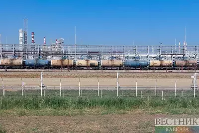 Товарный поезд на фоне завода