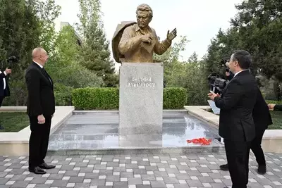 Памятник Чингизу Айтматову появился в Баку