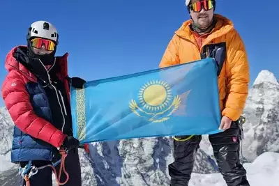 Высочайшая вершина мира впервые покорилась альпинистке из Казахстана