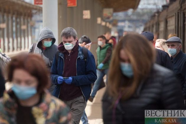 Минздрав призвал вакцинированных россиян не снимать маски