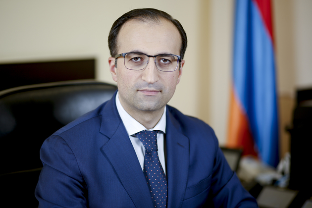 Глава Минздрава Армении изумил оппозицию фотографиями с отдыха на фоне пандемии