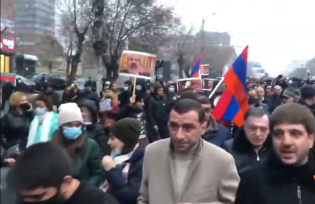 Протестующие ворвались в здание правительства Армении