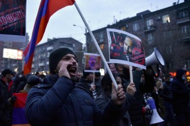 Митингующие в Ереване прошли мимо особняка Пашиняна