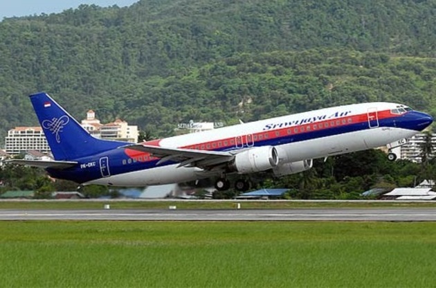 Близ Джакарты рухнул в море самолет индонезийских авиалиний с пассажирами на борту