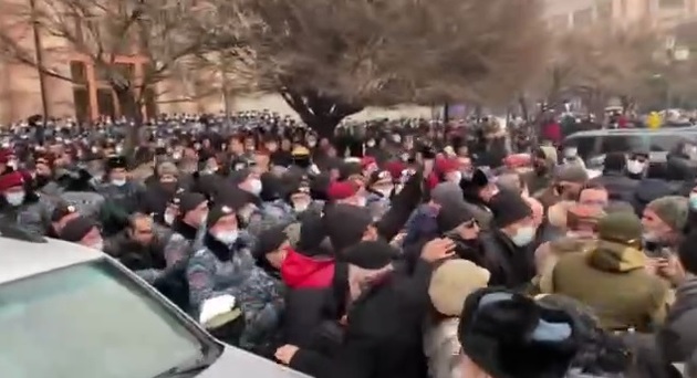 Протестующие атаковали здание правительства Армении (ВИДЕО)