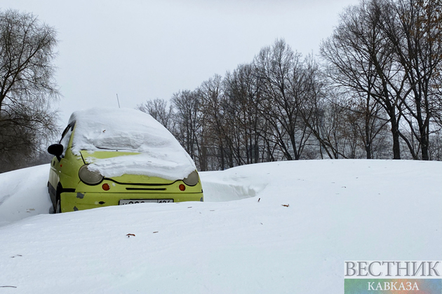 Военные в Крыму эвакуировали из снега около 30 автомобилей