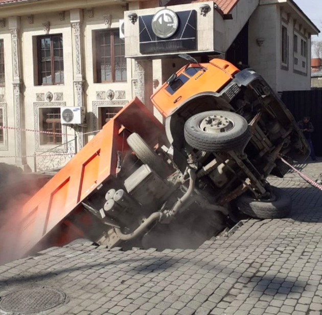 В Алматы грузовик ушел под землю посреди улицы