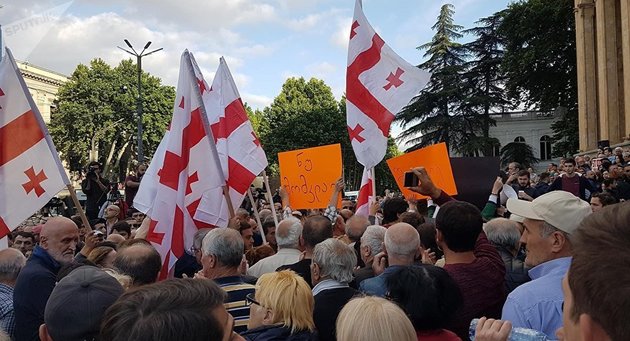 В Тбилиси завершилась акция протеста у здания парламента Грузии