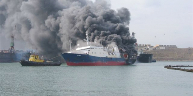 В Баку загорелось судно