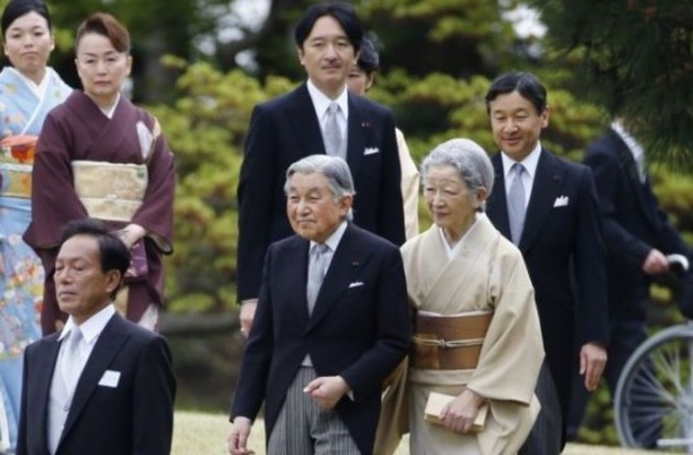 Стареющая, сокращающаяся и исключительно мужская монархия - точная копия японского общества
