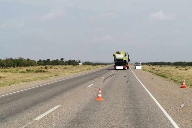 Водитель легковушки погиб под колесами грузовика на Ставрополье