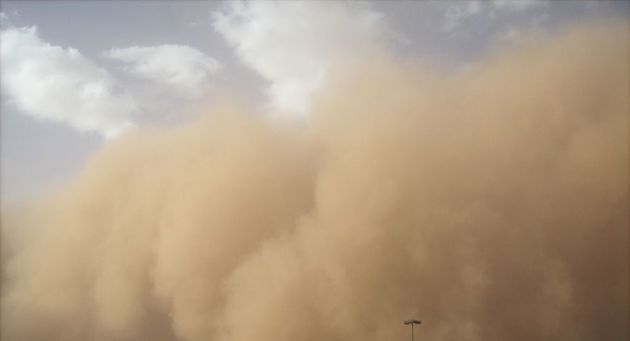 Пыльная буря заставила посадить самолет посреди степи (ВИДЕО)