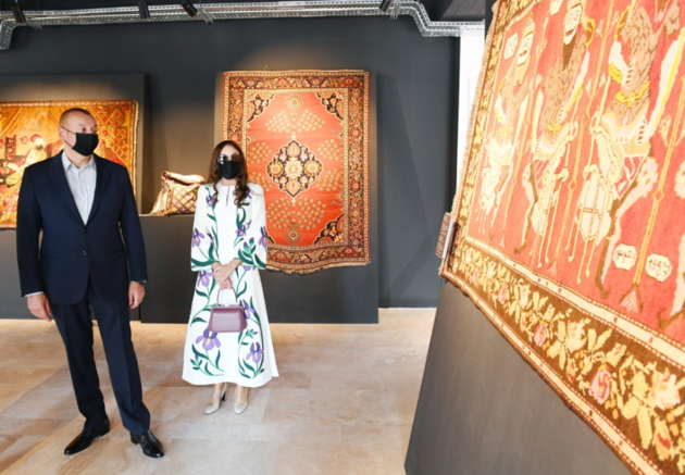 Ильхам Алиев и Мехрибан Алиева в рамках Дней поэзии Вагифа посетили выставки в Шуше (ФОТО)
