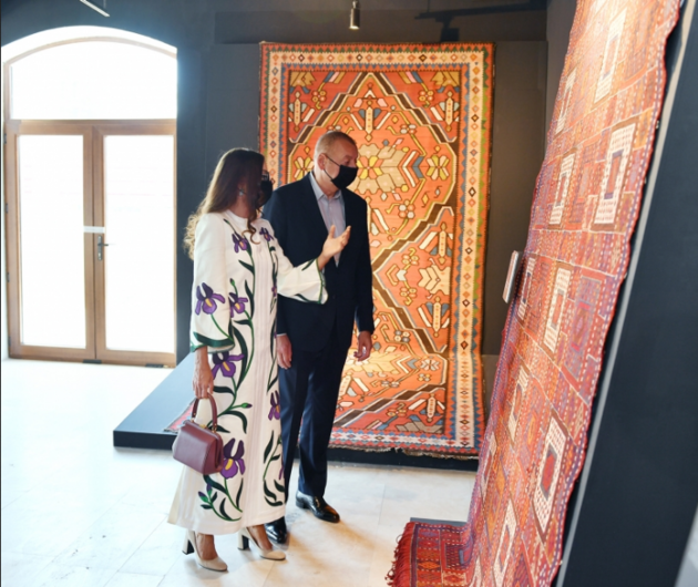 Ильхам Алиев и Мехрибан Алиева в рамках Дней поэзии Вагифа посетили выставки в Шуше (ФОТО)