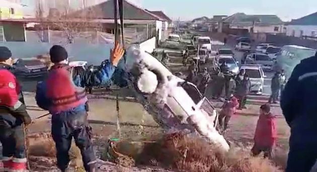 Автомобиль утонул в реке в Кызылорде