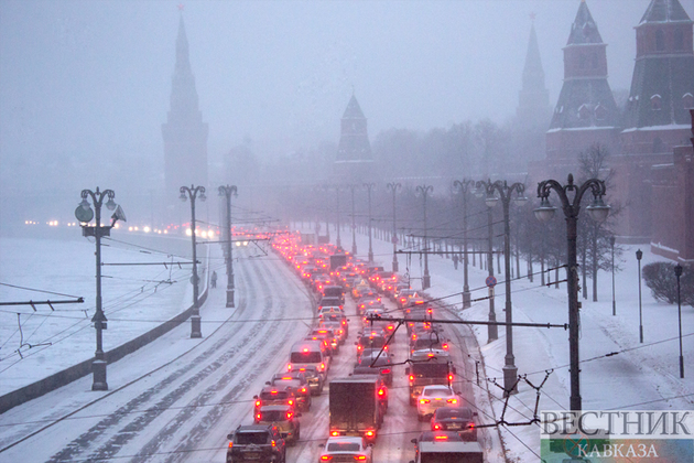 Москва стоит в пробках из-за рекордного снегопада