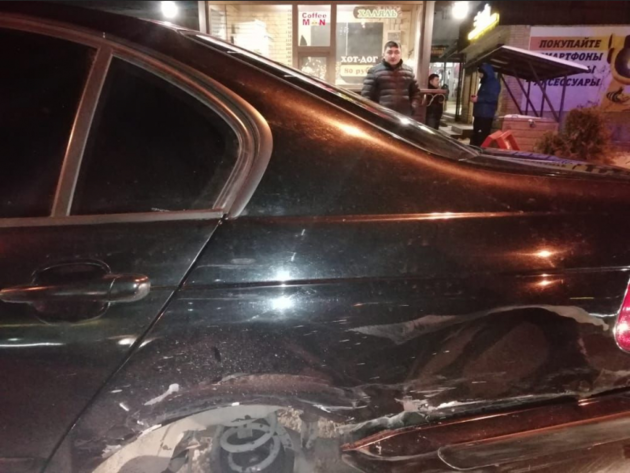 Внедорожник протаранил два припаркованных автомобиля в Карачаево-Черкесии