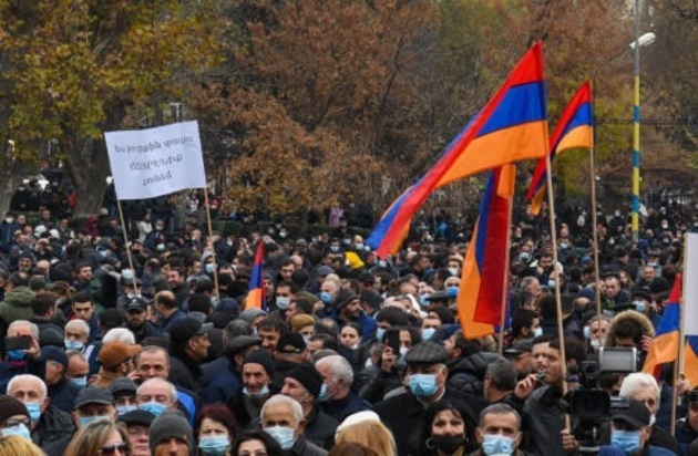 В Ереване оппозиция заблокировала все входы в мэрию