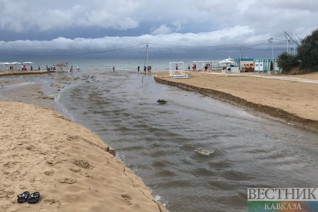 Сочинские пляжи закрыли для купания из-за дождей с грозами