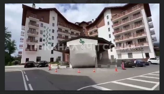 В Сочи рухнула крыша парадного входа отеля
