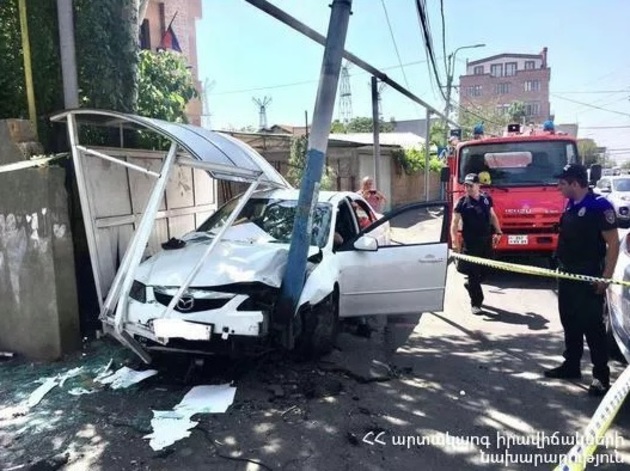 Машина врезалась в автобусную остановку в Ереване