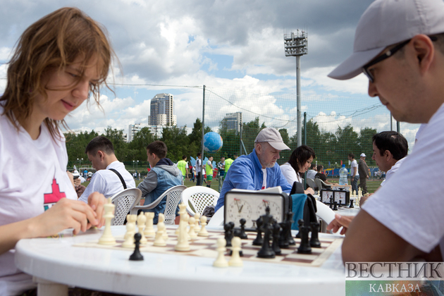 Победители шахматного турнира в Грозном получили награды от Карякина