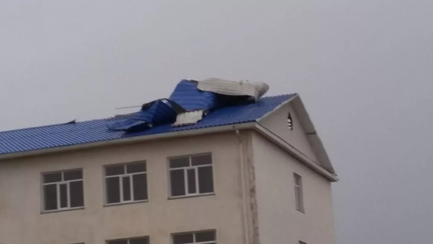 Ветер унес отремонтированную крышу со школы в Казахстане