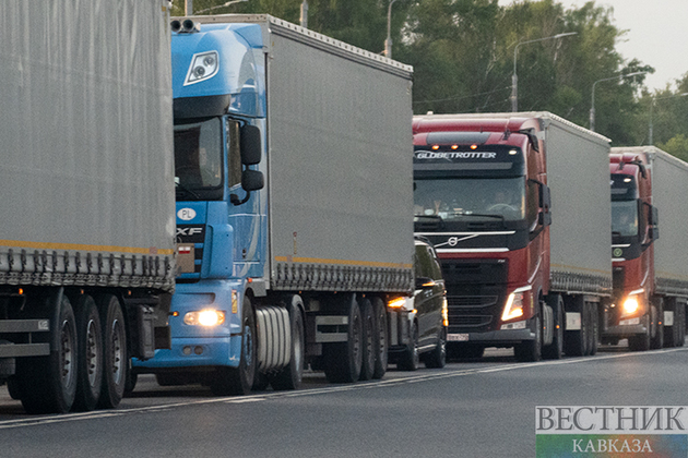 Непогода вновь собирает очереди грузовиков на Кубани