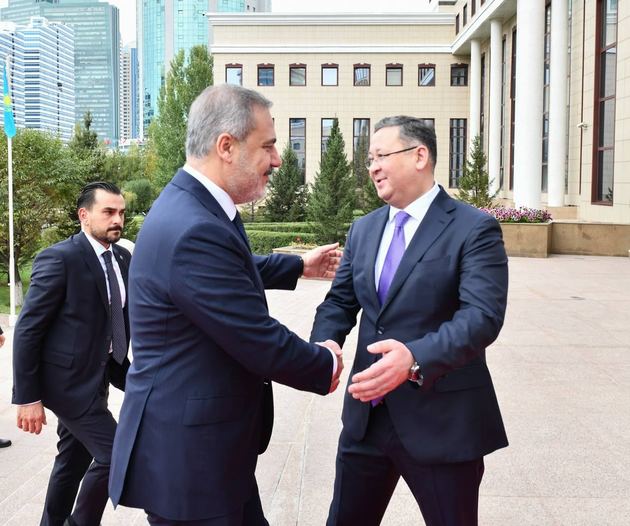Глава МИД Турции начал визит в Казахстан