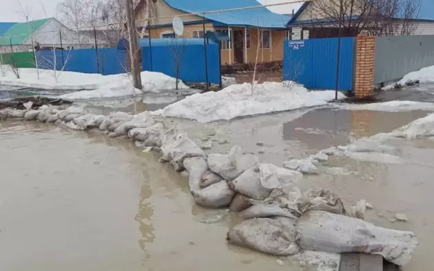 Большая вода идет в казахстанский Уральск 